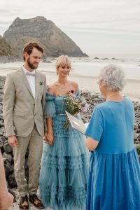 Anke als „marriage celebrant“ am Strand von Dunedin